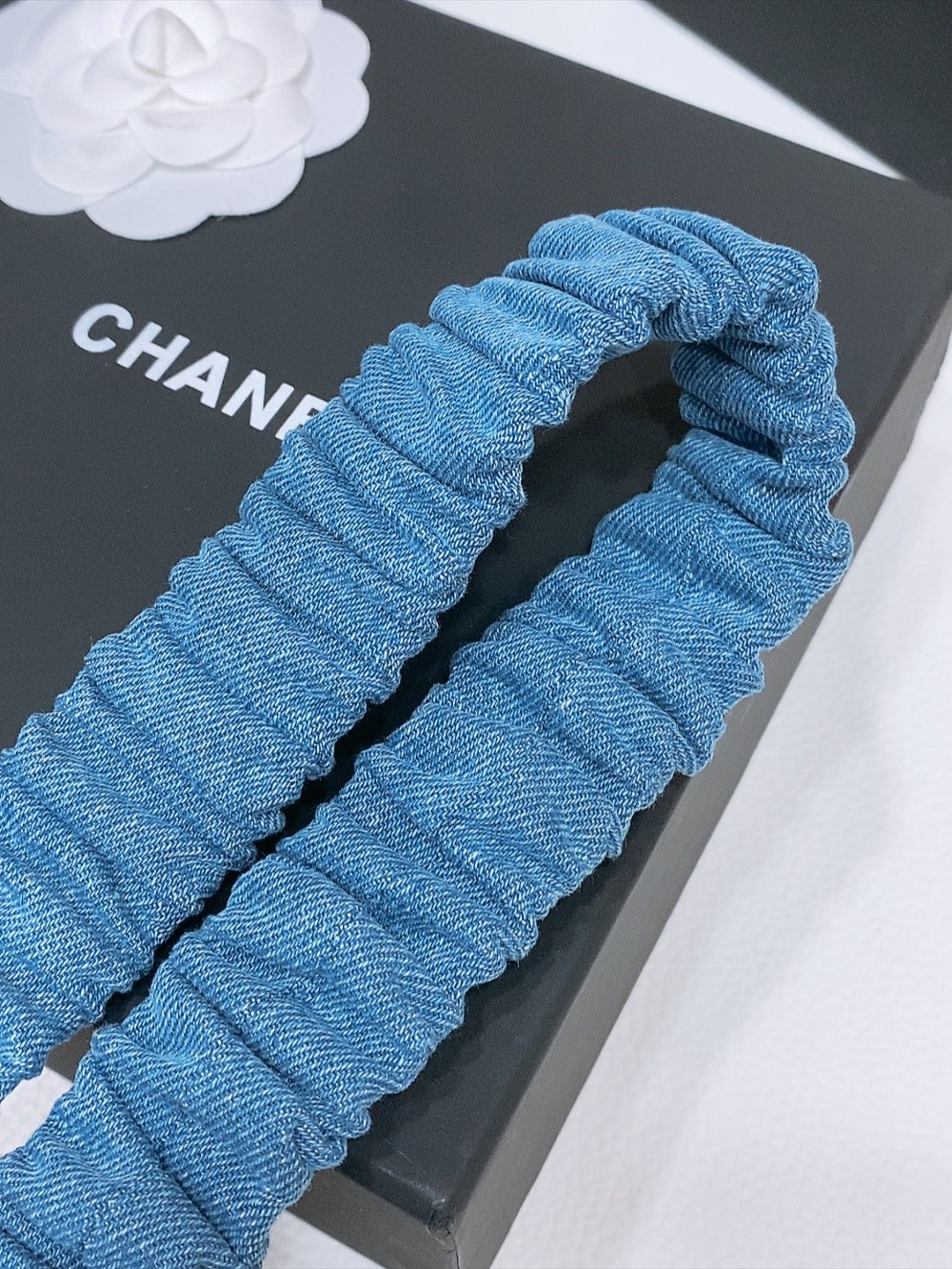 DOUBLE C ELASTIC BELT 30MM IN BLUE DENIM WITH GOLD BUCKLE EMBOSSED PEARL