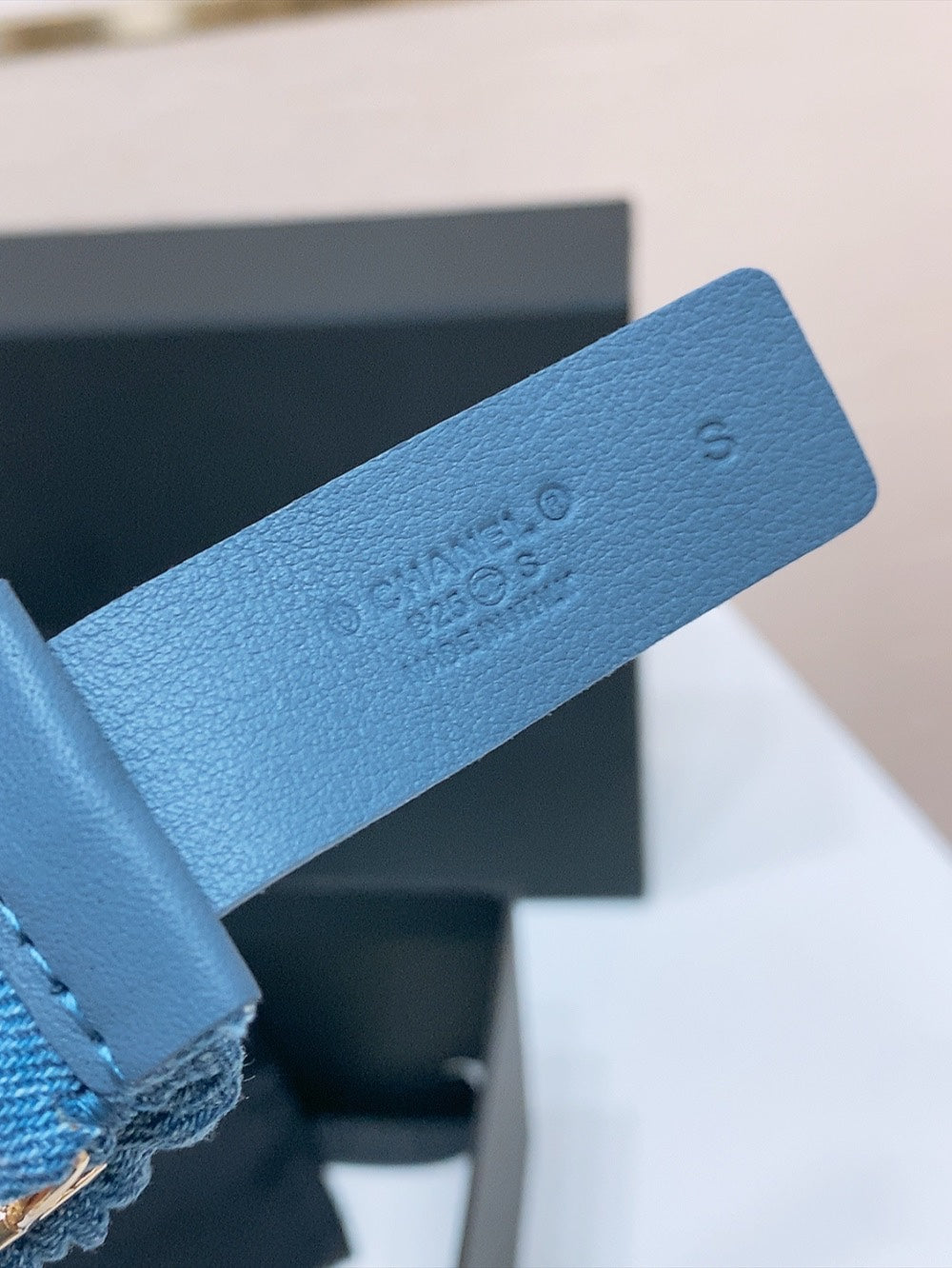DOUBLE C ELASTIC BELT 30MM IN BLUE DENIM HEART GOLD BUCKLE