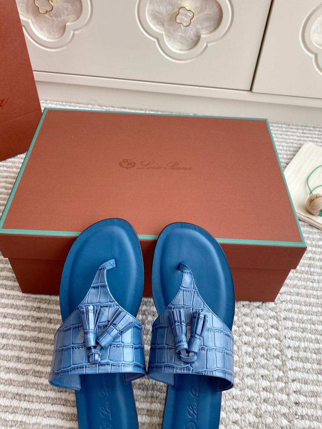 FLIP FLOPS IN BLUE LAMBSKIN SNAKE EMBOSSING