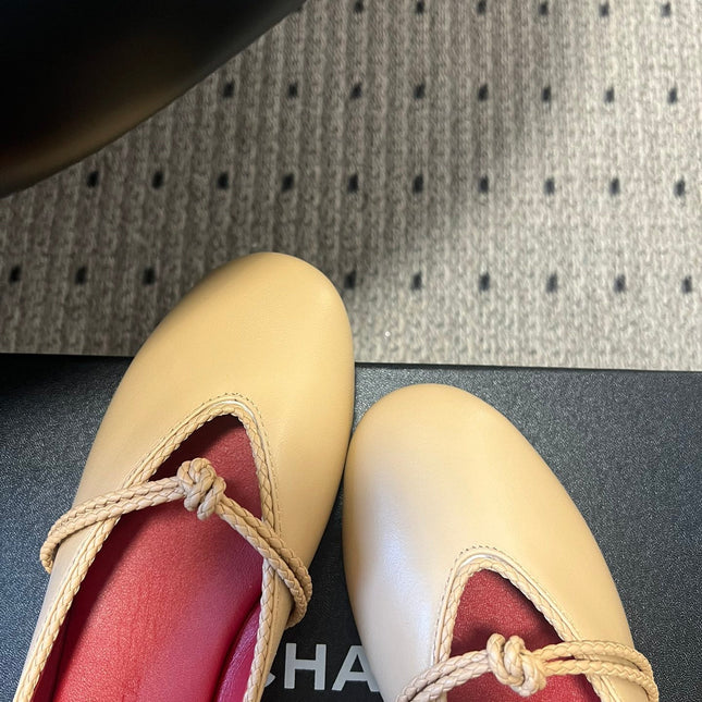 BOTTEGA VENETA 26S FLAT MULES IN BEIGE LAMBSKIN