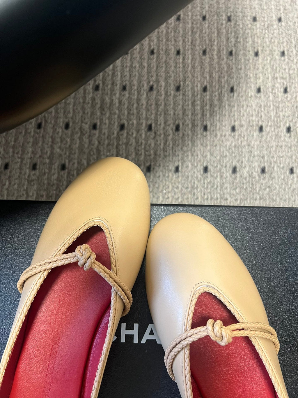 BOTTEGA VENETA 26S FLAT MULES IN BEIGE LAMBSKIN