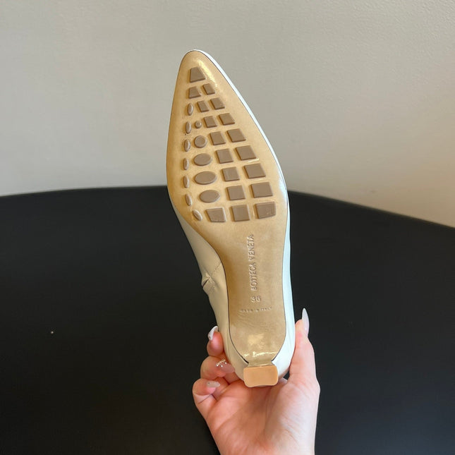 BOTTEGA VENETA 26S POINTED-TOE BOOTS 50 MM IN CREAM WHITE CALFSKIN