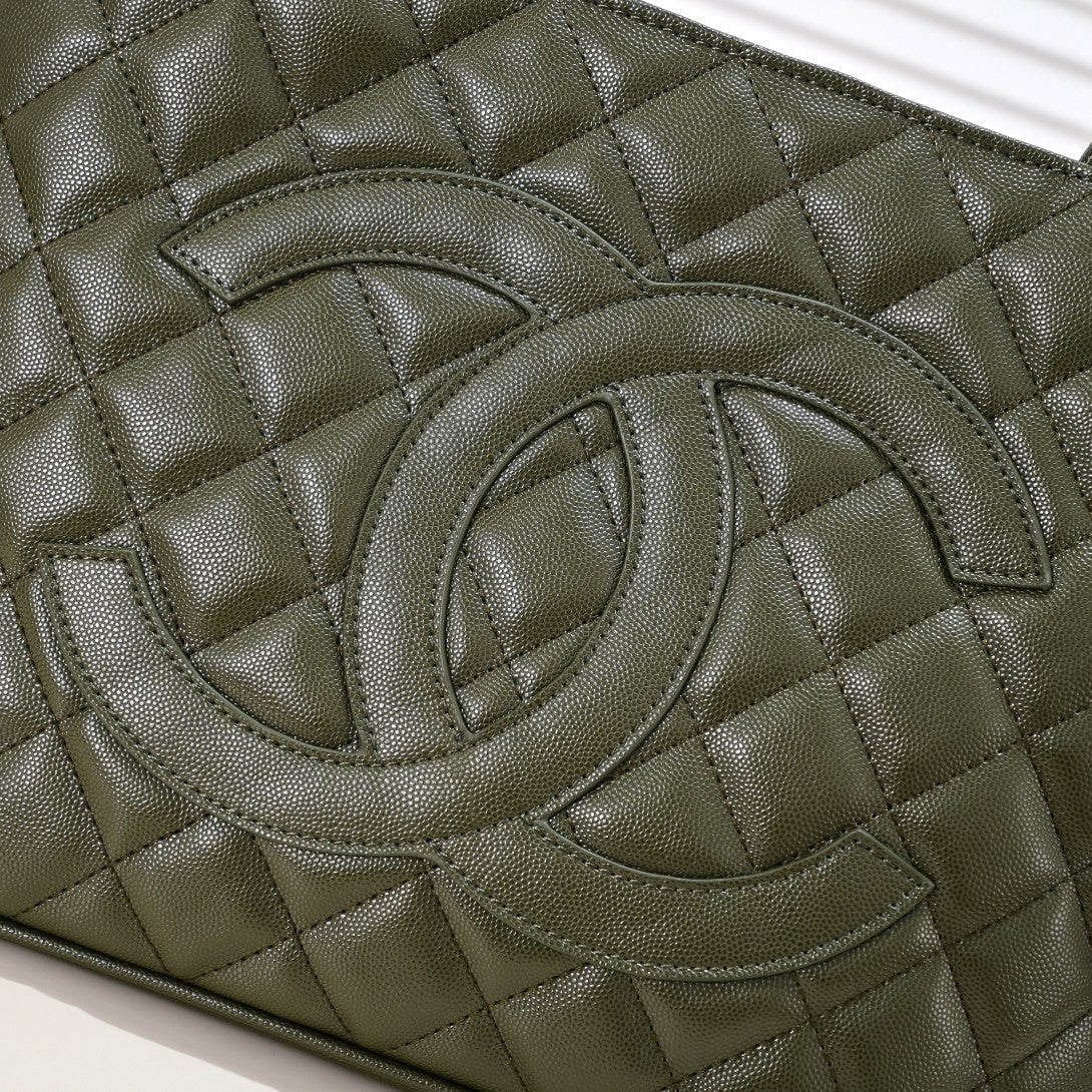 MEDALLION TOTE CAVIAR 3326 MOSS GREEN