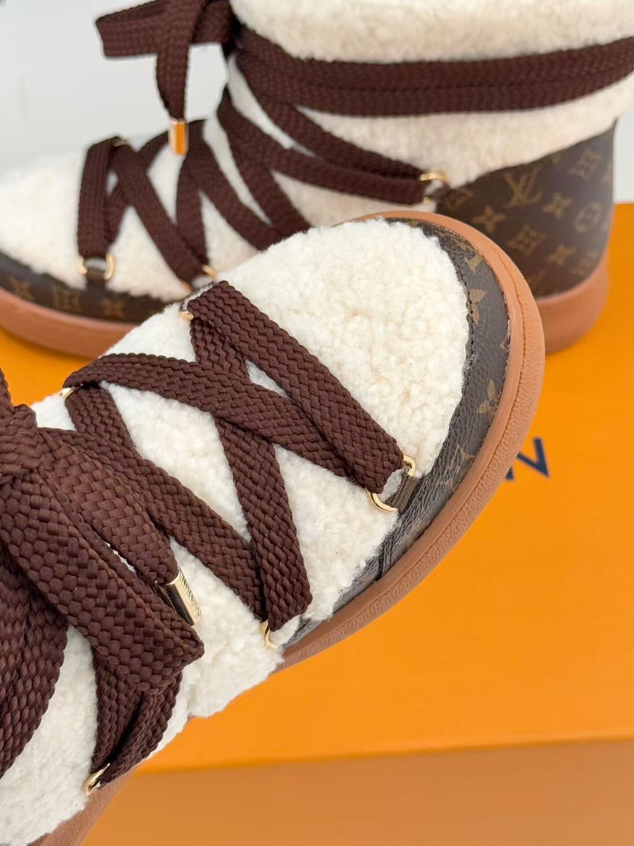 CLOUD LACE-UP ANKLE BOOTS IN BEIGE 23425