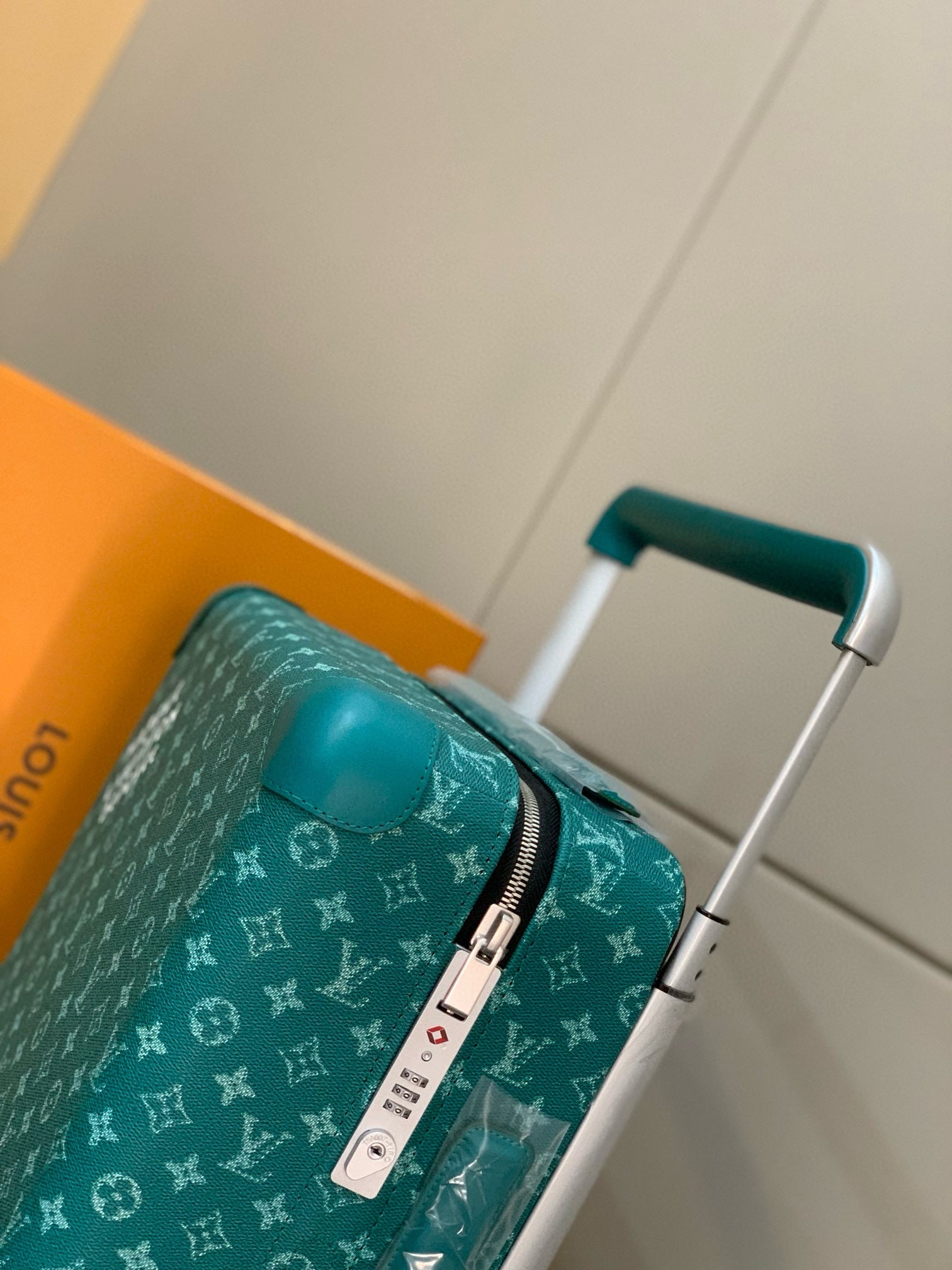 HORIZON 55 SUITCASE IN GREEN