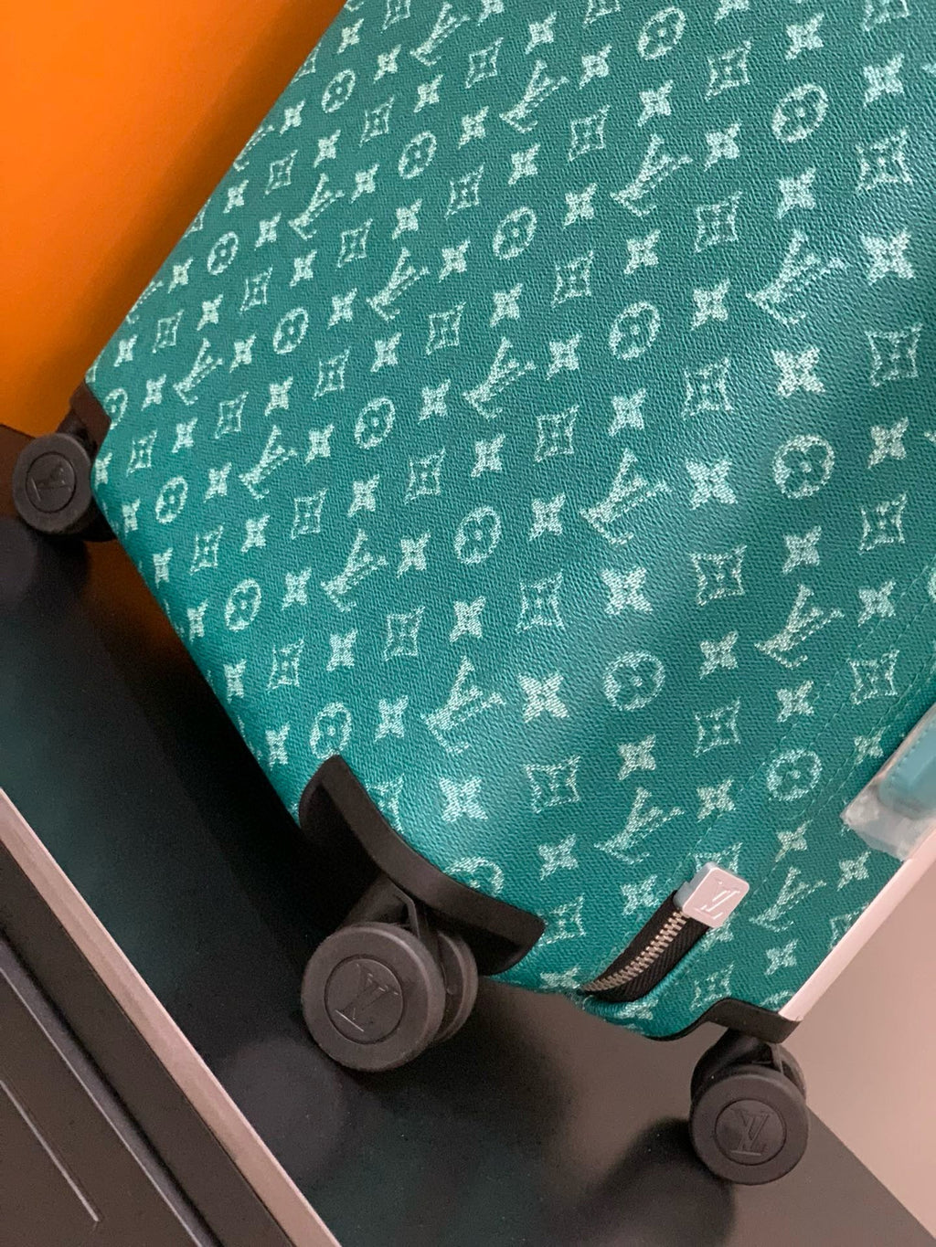 HORIZON 55 SUITCASE IN GREEN