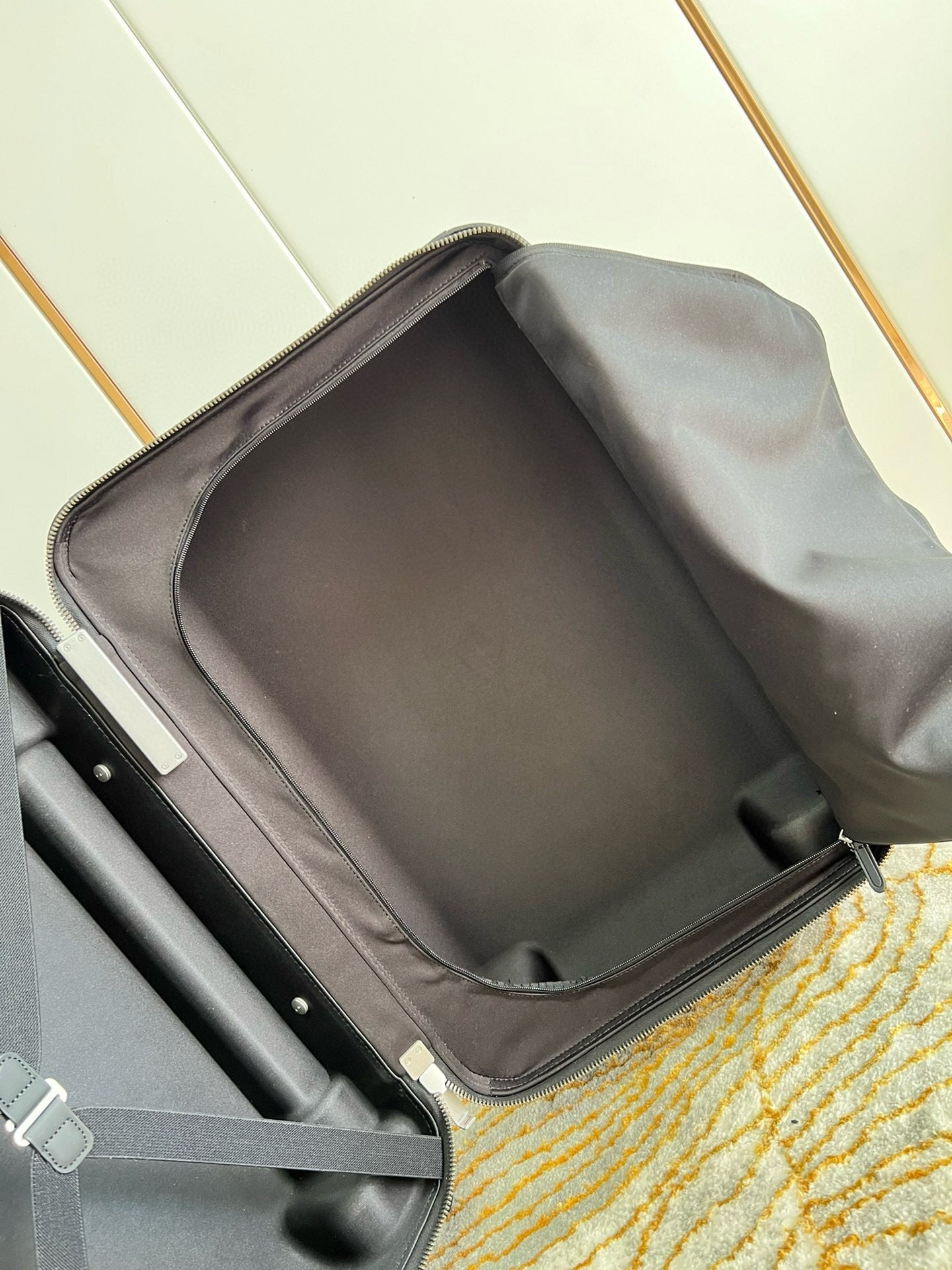 HORIZON 55 SUITCASE MONOGRAM IN BLACK METAL HARDWARE