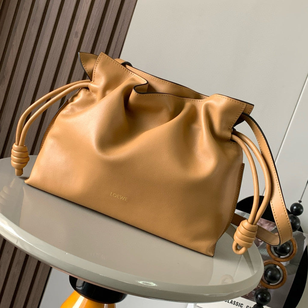 LOE MEDIUM 30 FLAMENCO KNOT IN BEIGE LAMBSKIN