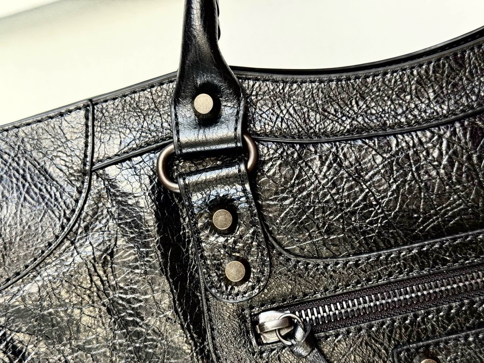 MINI 24 LE CITY BAG IN BLACK LEATHER