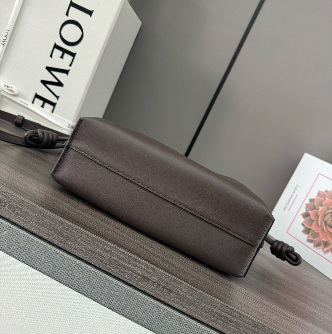 LOE 23 FLAMENCO PURSE BUCKET IN CHESTNUT BROWN CALFSKIN