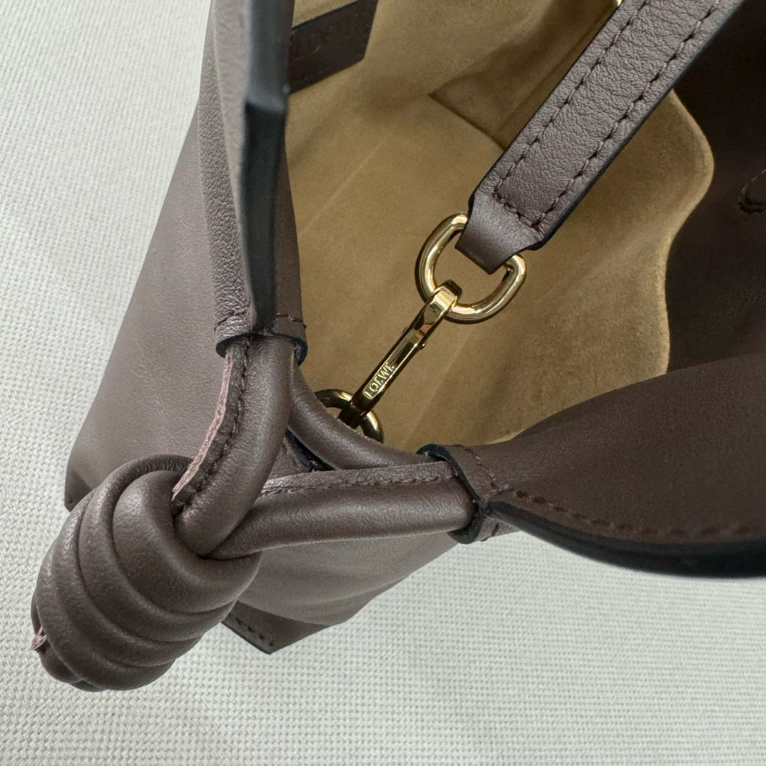 LOE 23 FLAMENCO PURSE BUCKET IN CHESTNUT BROWN CALFSKIN