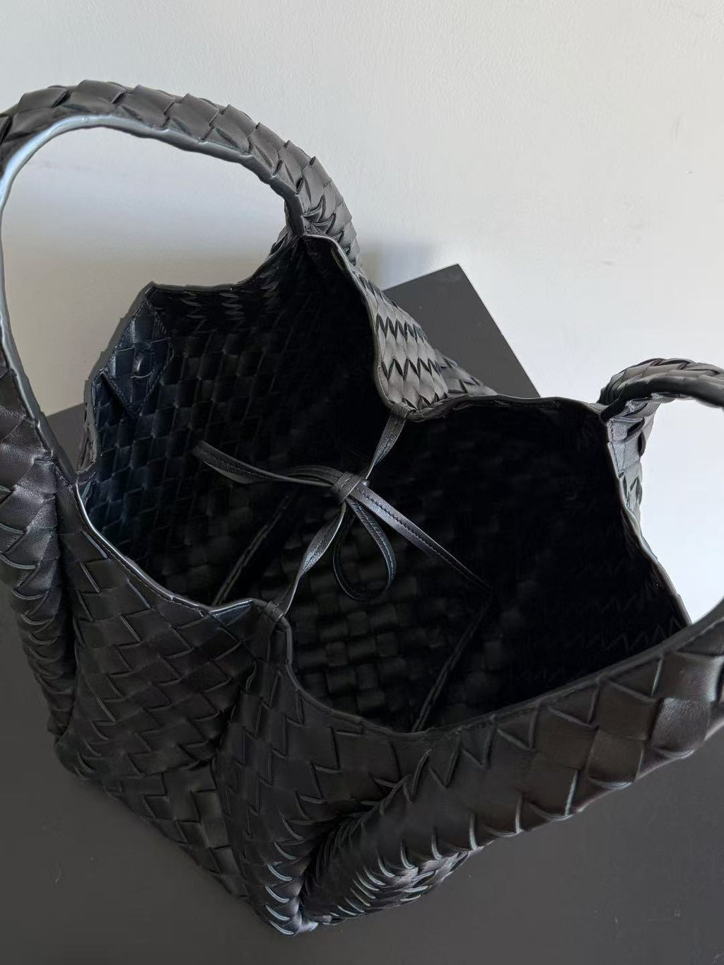 BOTTEGA VENETA  SHOULDER BAG 33 IN BLACK CALFSKIN