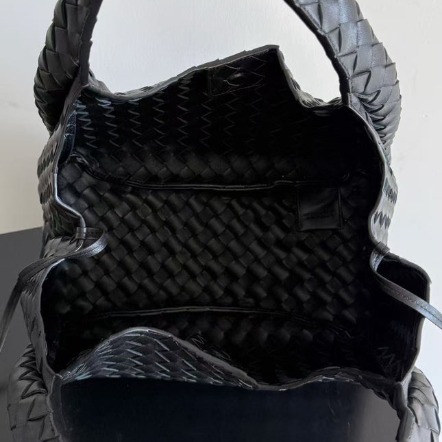 BOTTEGA VENETA  SHOULDER BAG 33 IN BLACK CALFSKIN