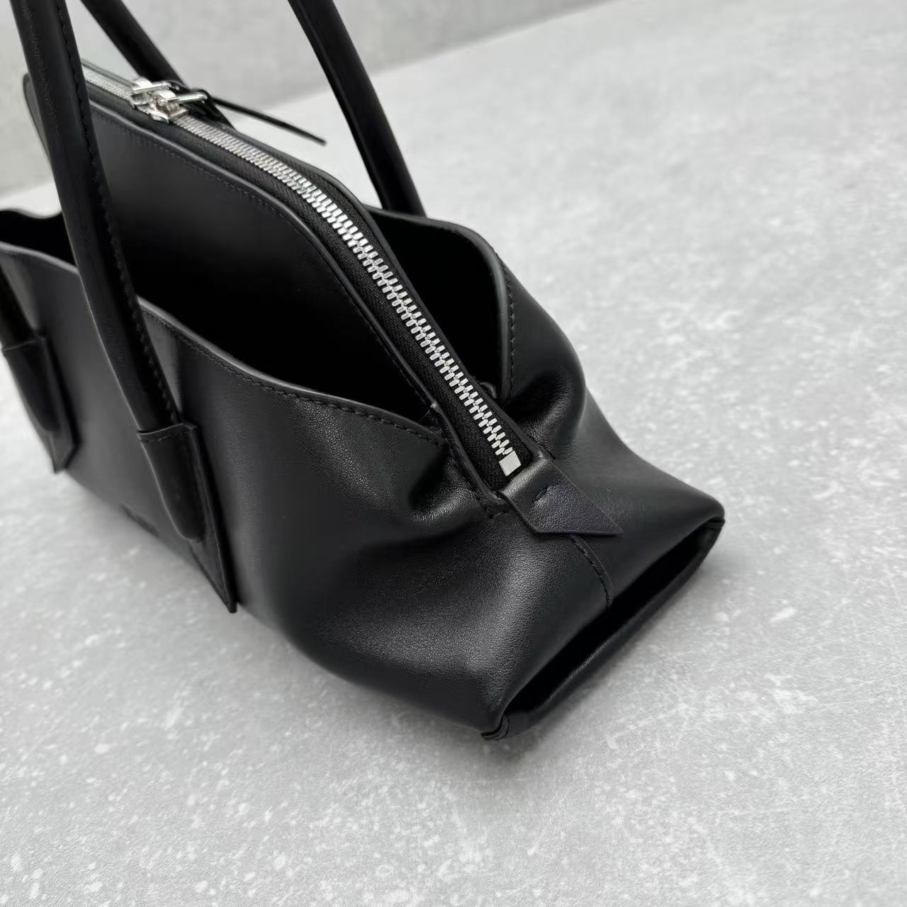 THE ATTICO LA PASSEGGIATA SMALL TOTE BAG IN BLACK CALFSKIN