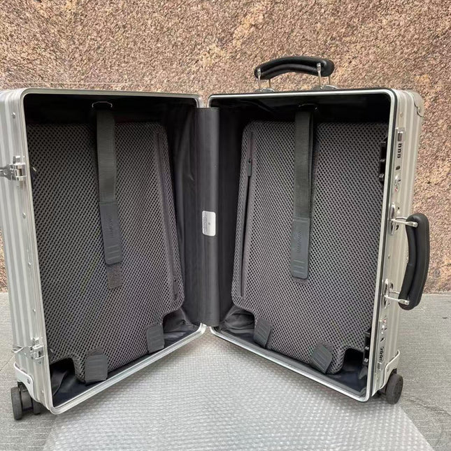 RIMOWA SUITCASE IN SILVER 08626
