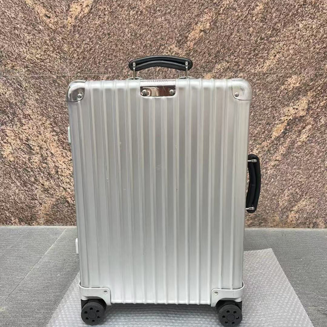 RIMOWA SUITCASE IN SILVER 08626