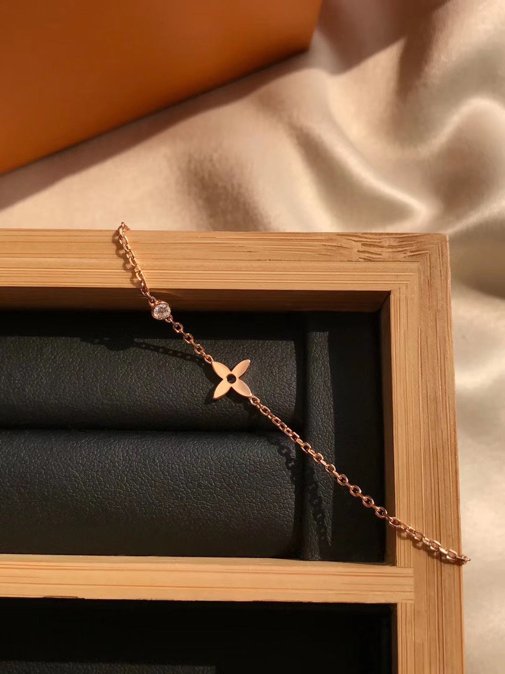 LV BLOSSOM SERIES SINGLE FLOWER DIAMOND COLLARBONE NECKLACE