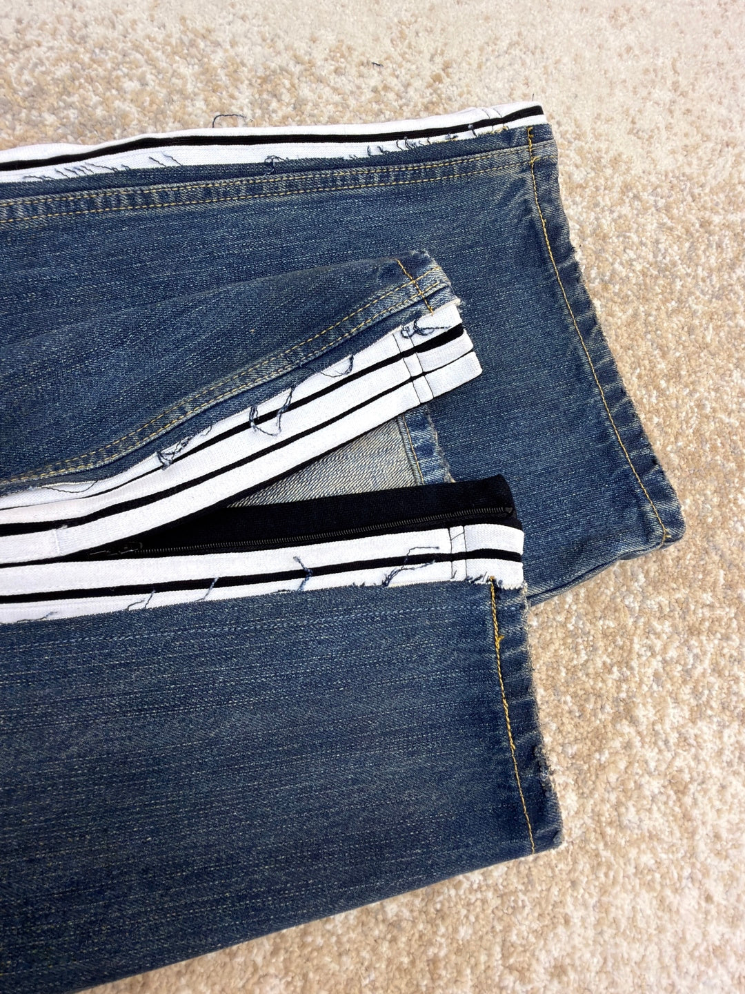 BALENCIAGA 26S DISTRESSED JEANS 015