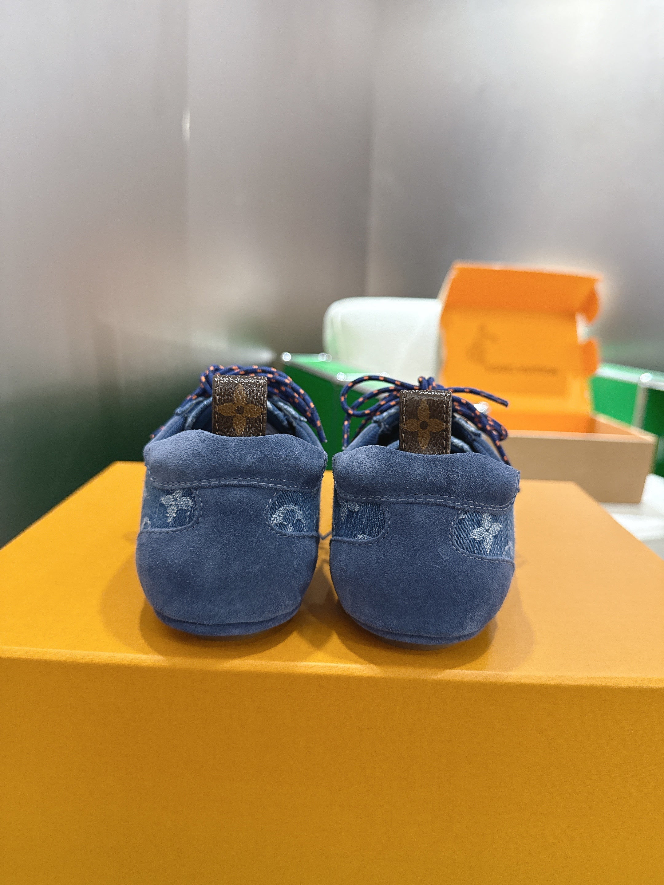 LV 26S SNEAKERS IN BLUE DENIM AND SUEDE WITH FLOWER CHARM