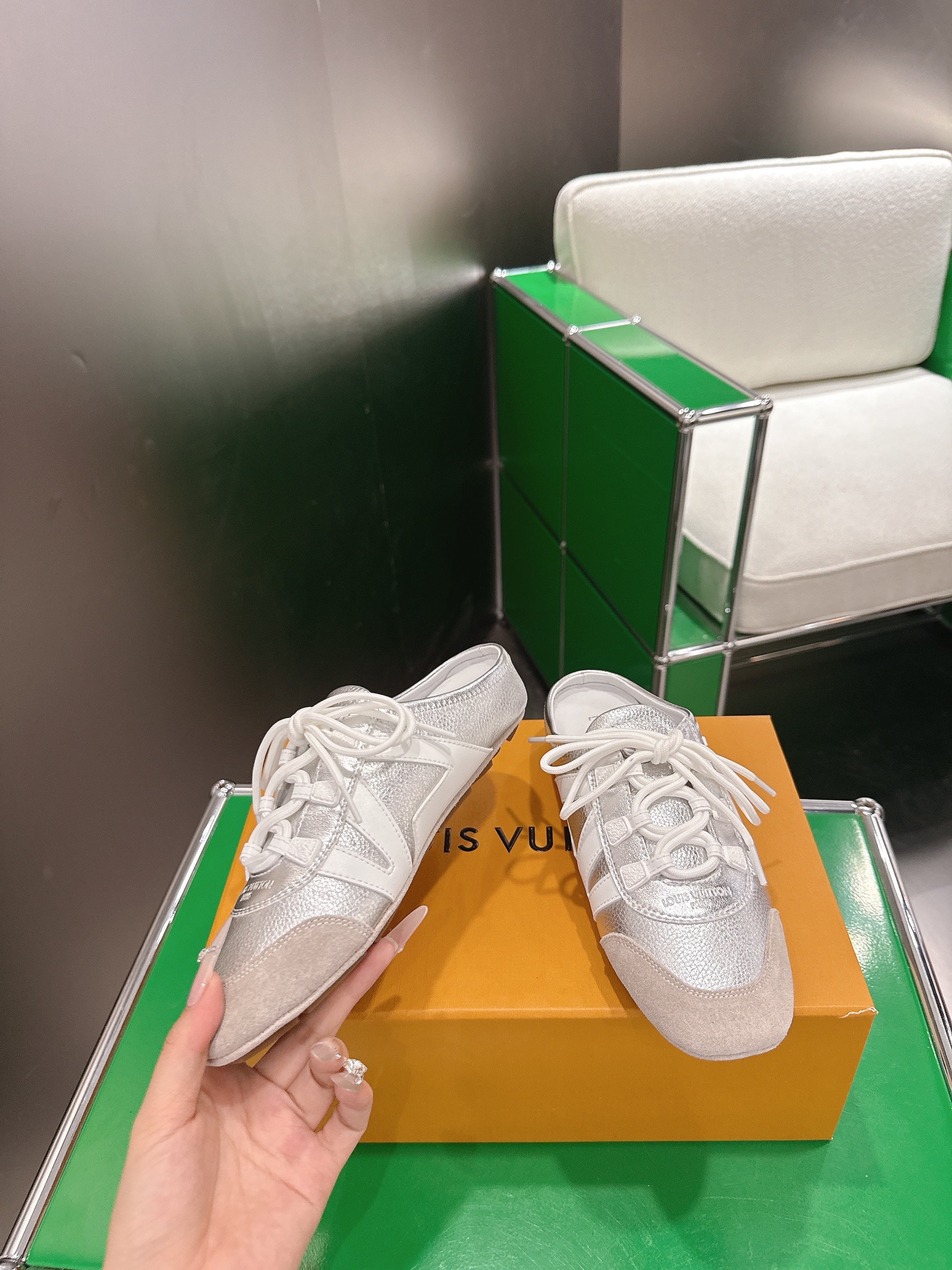 LV 26S MULE SNEAKERS IN SILVER LAMBSKIN AND BEIGE SUEDE