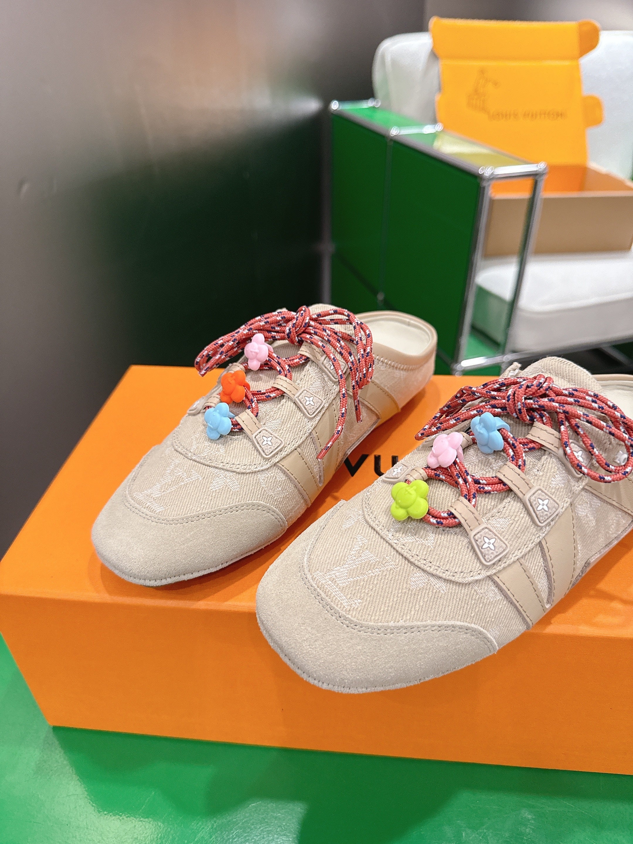 LV 26S MULE SNEAKERS IN BEIGE DENIM AND SUEDE WITH FLOWER CHARM