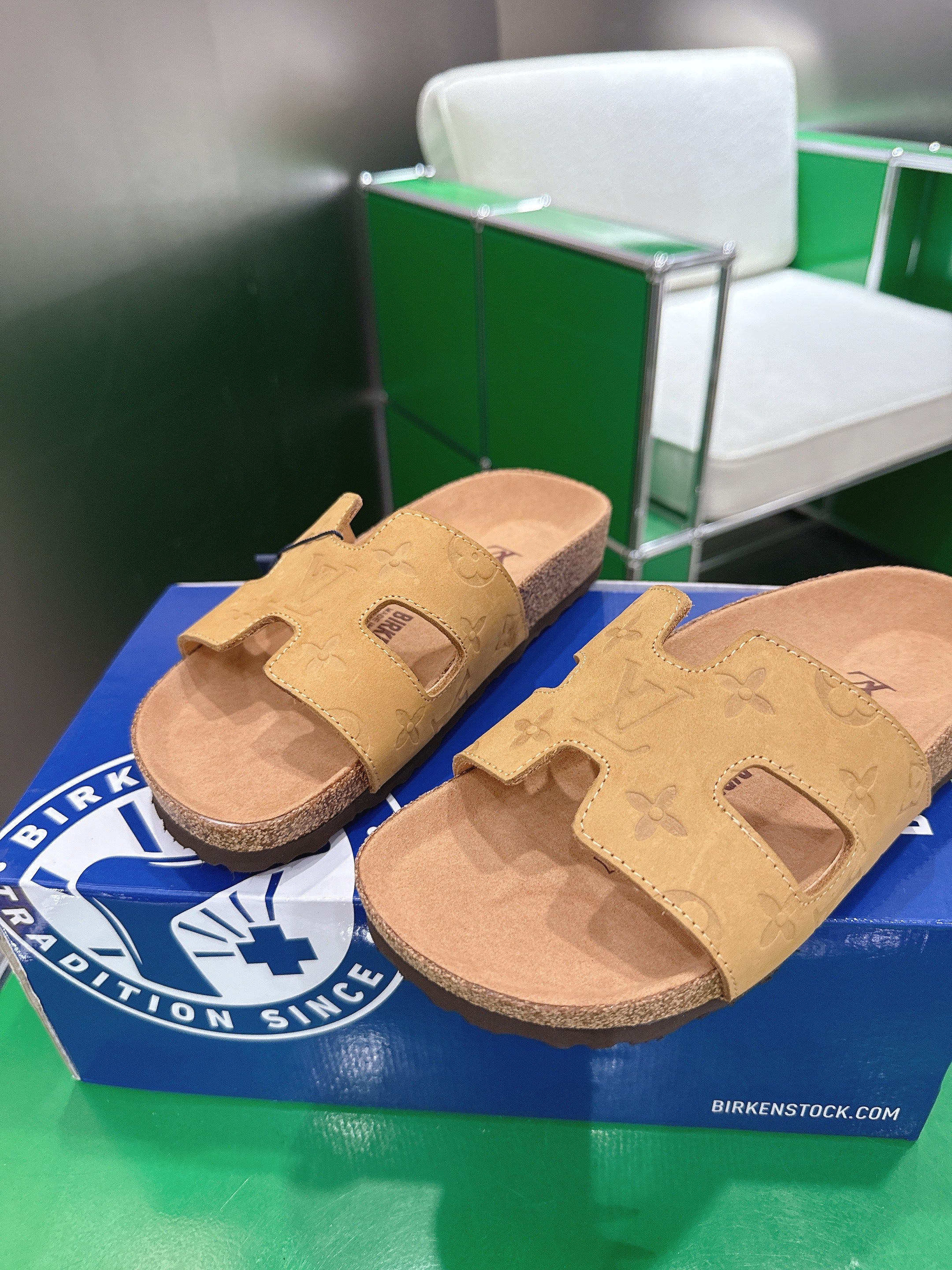 LV 26S SLIDES IN LIGHT CAMEL YELLOW SUEDE