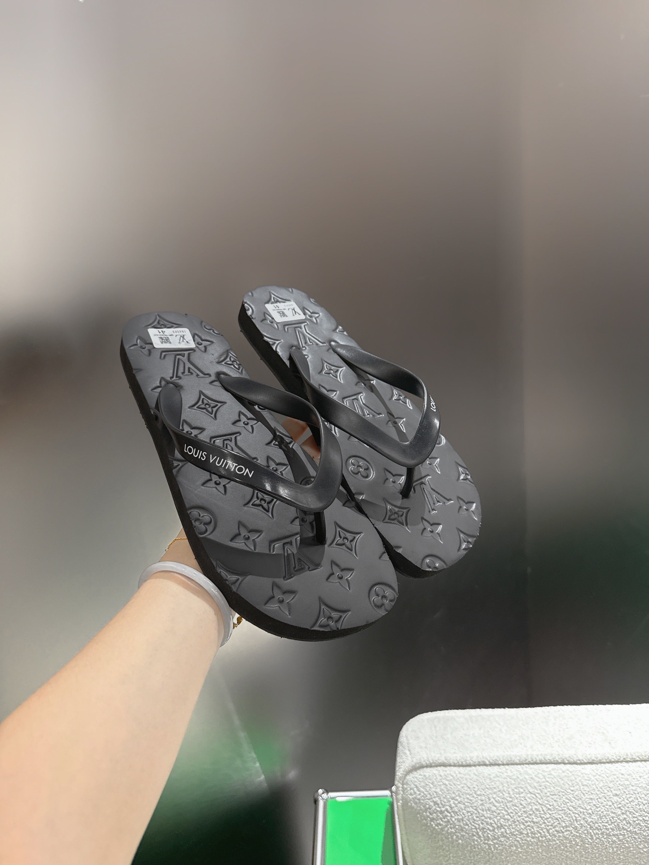 LV 26S THONG SANDALS IN BLACK EVA