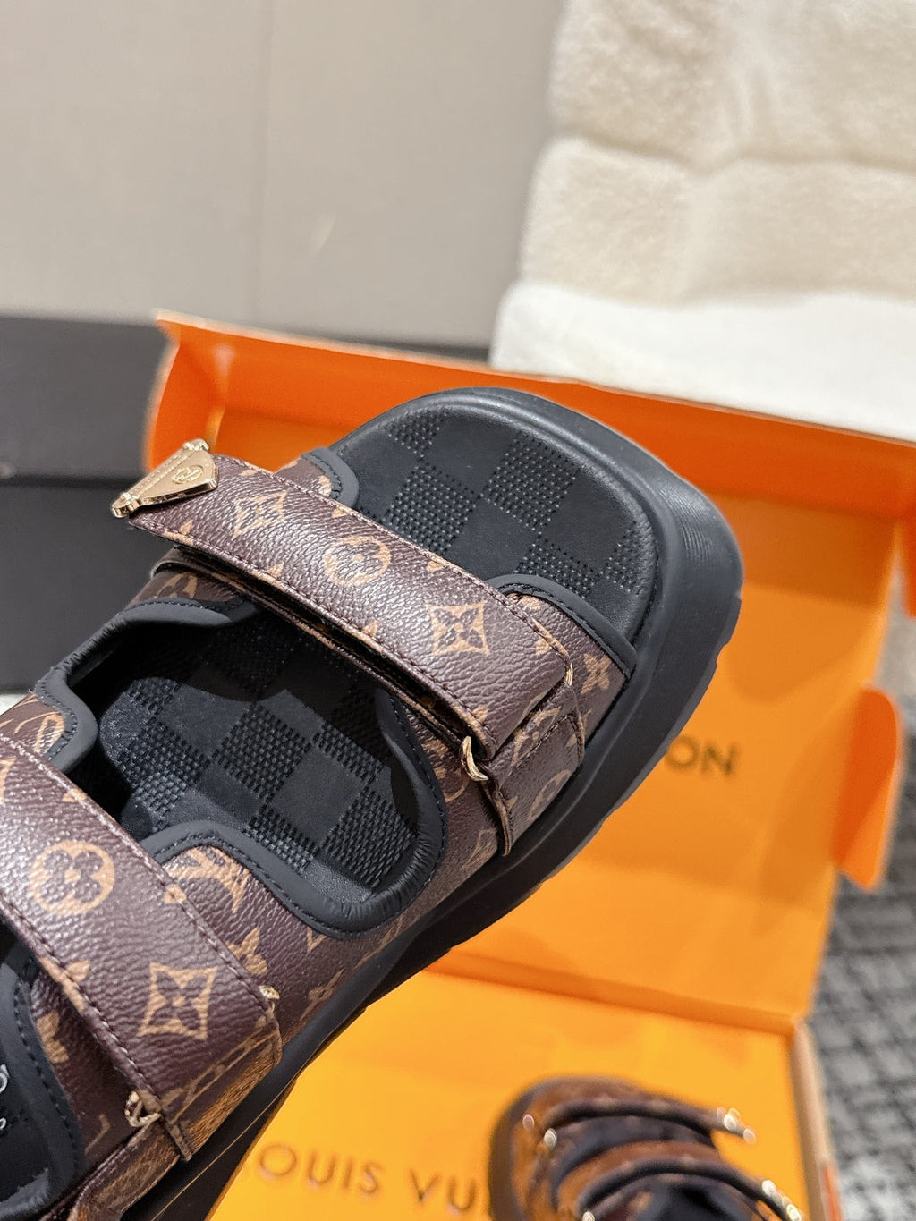 LV WEDGE SANDALS 25S 55 MM IN BROWN AND BLACK CALFSKIN WITH LOGO PATTERN