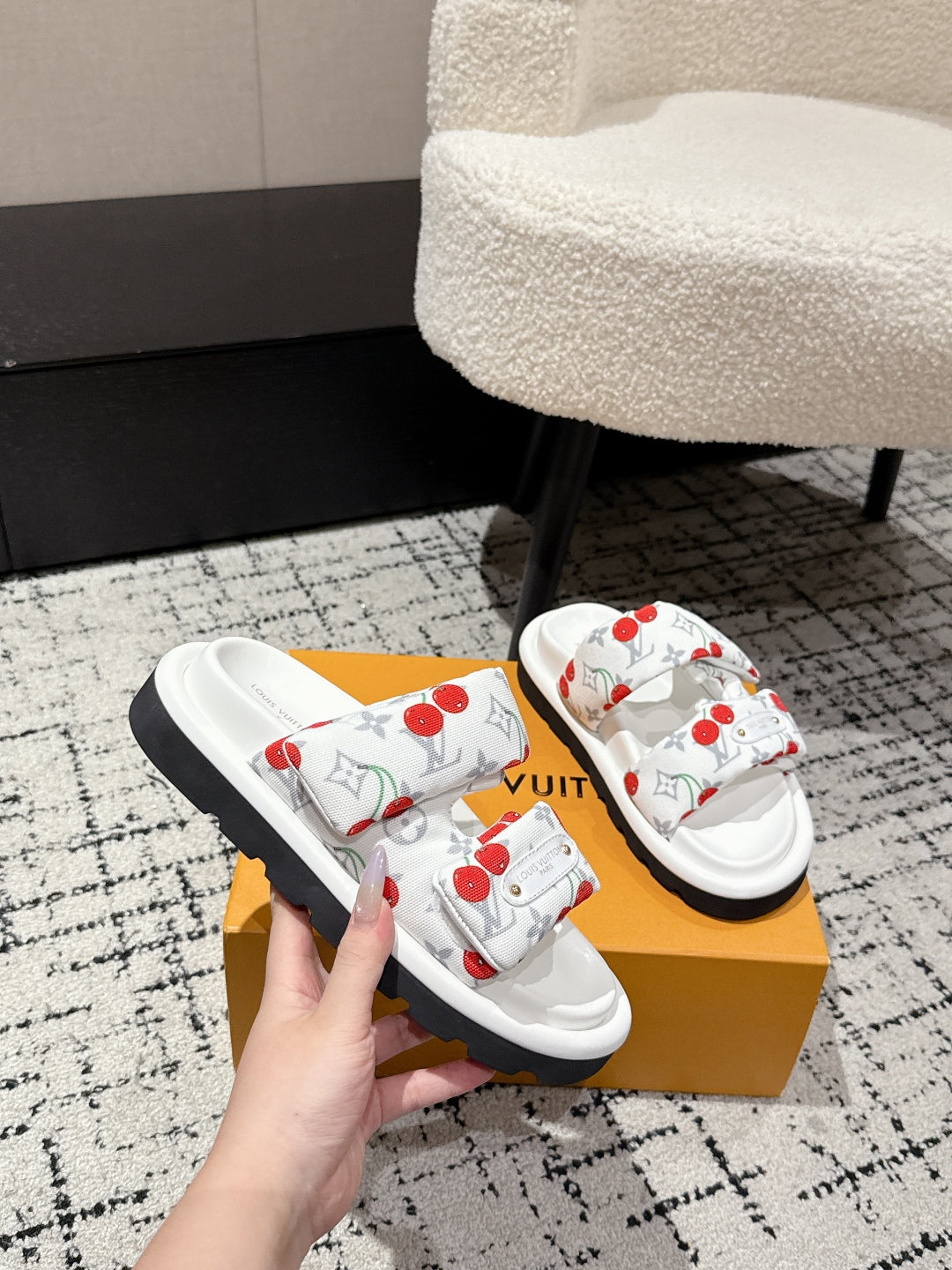 LV TWO-STRAP SLIDES 25S IN WHITE FABRIC AND CALFSKIN