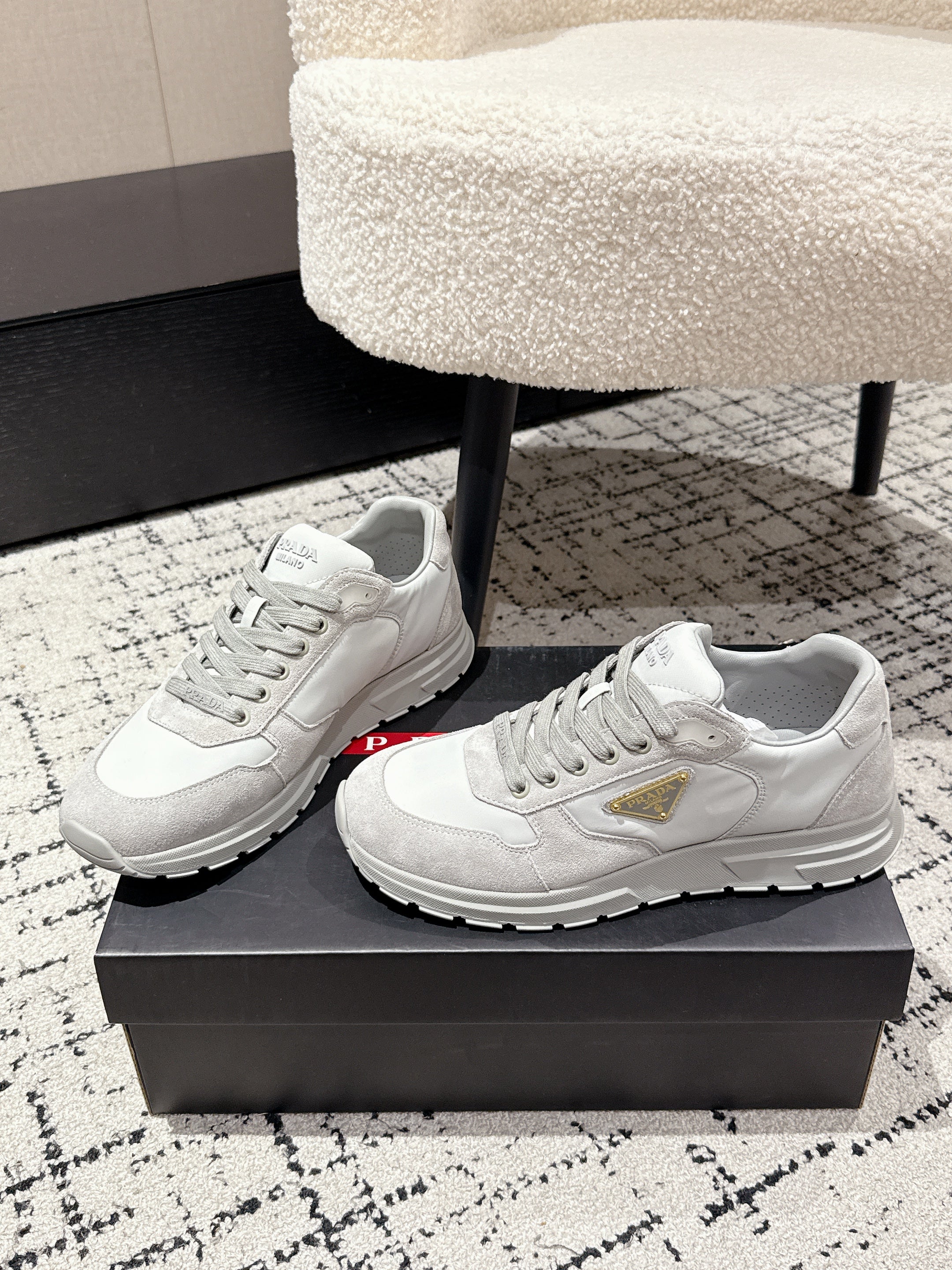 PRADA 25S MEN SNEAKERS LOGO IN WHITE AND LIGHT GRAY NUBUCK AND CANVAS