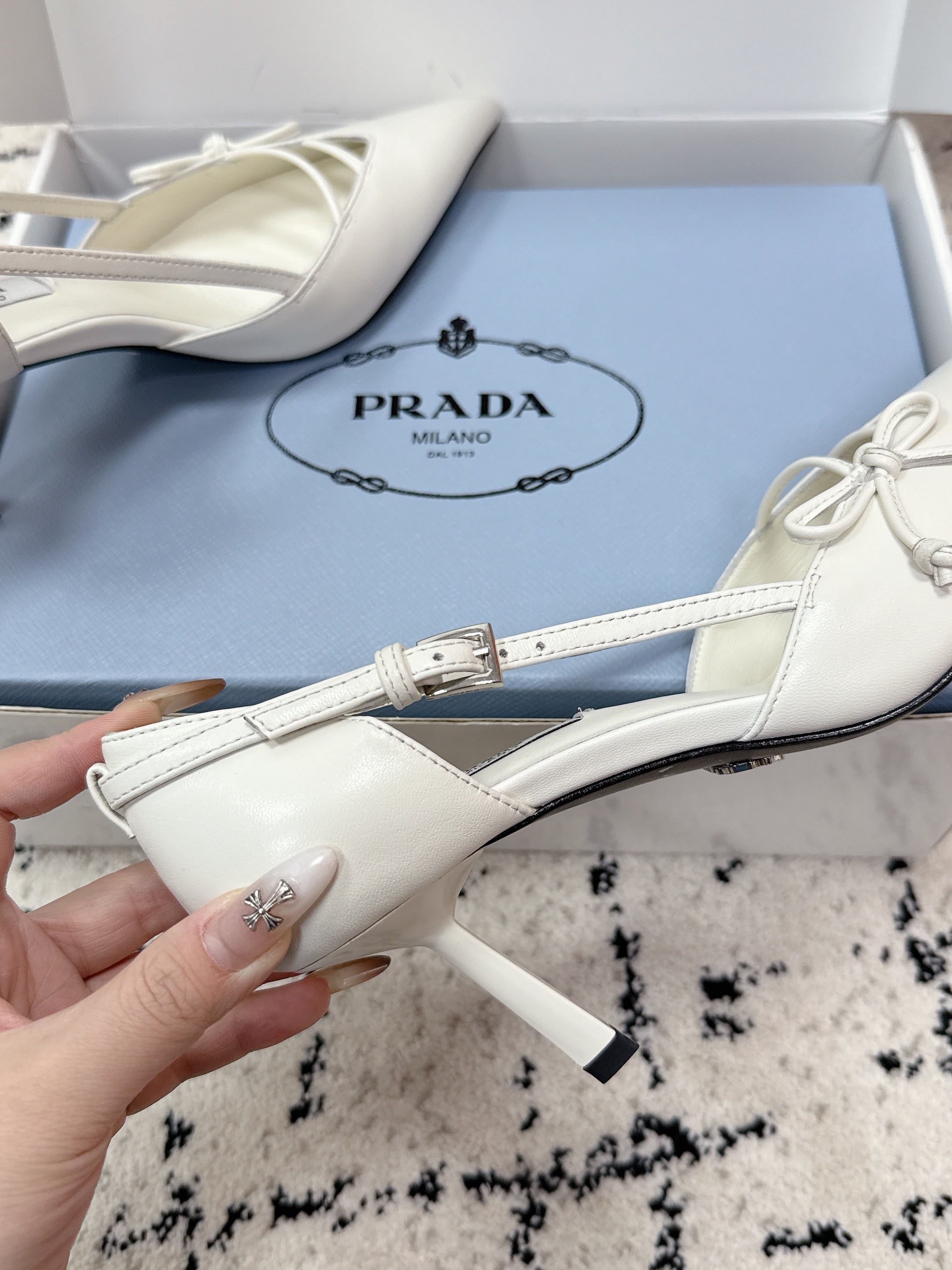 PRADA 26S POINTED-TOE HIGH HEELS 75MM IN WHITE CALFSKIN WITH BOW