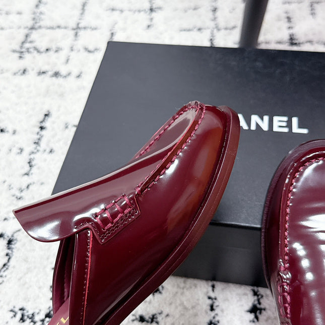 CHANEL 26S MULE LOAFERS IN BURGUNDY RED PATENT CALFSKIN WITH CC LOGO