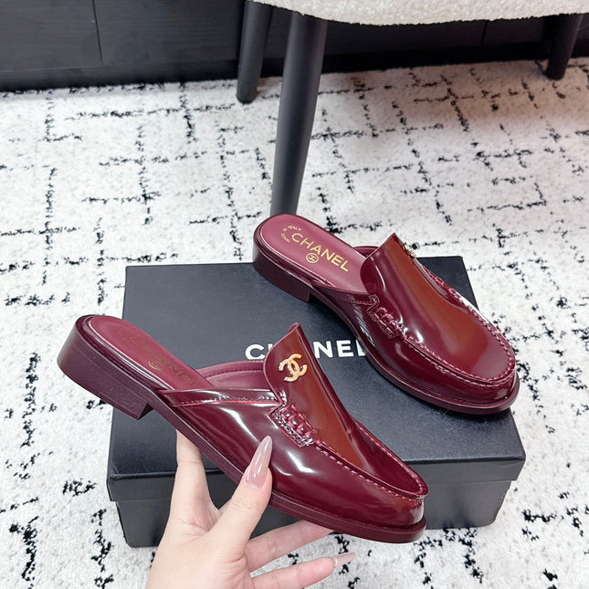CHANEL 26S MULE LOAFERS IN BURGUNDY RED PATENT CALFSKIN WITH CC LOGO