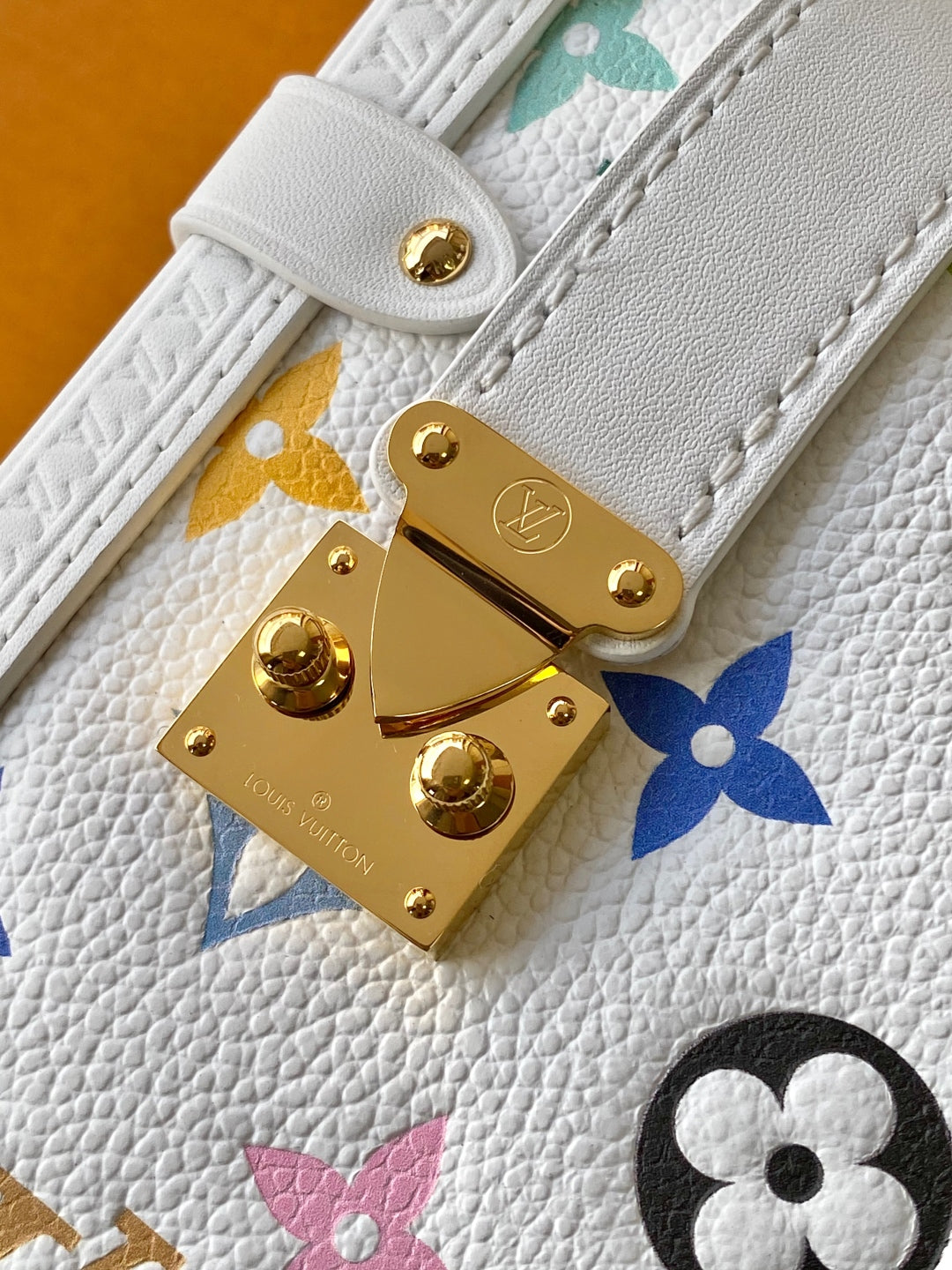 LV 25S SIDE TRUNK MM BAG 23 IN WHITE CALFSKIN GOLD HARDWARE