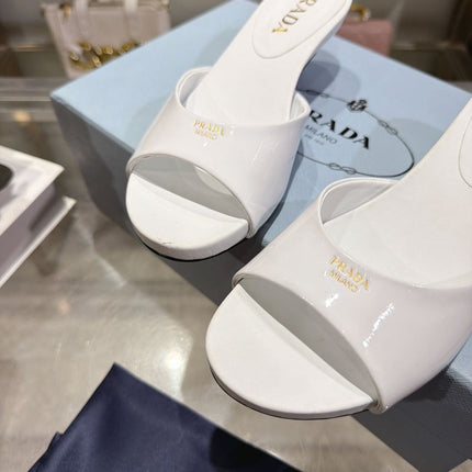 PRADA 26S LOGO EMBOSSED KITTEN HEEL MULES IN WHITE PATENT CALFSKIN