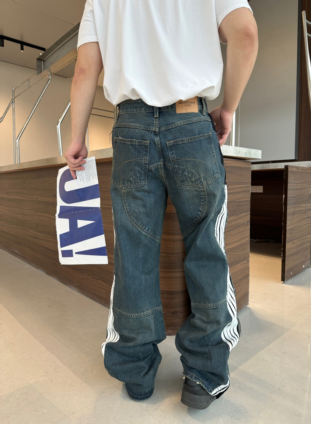 BALENCIAGA 26S DISTRESSED JEANS 015
