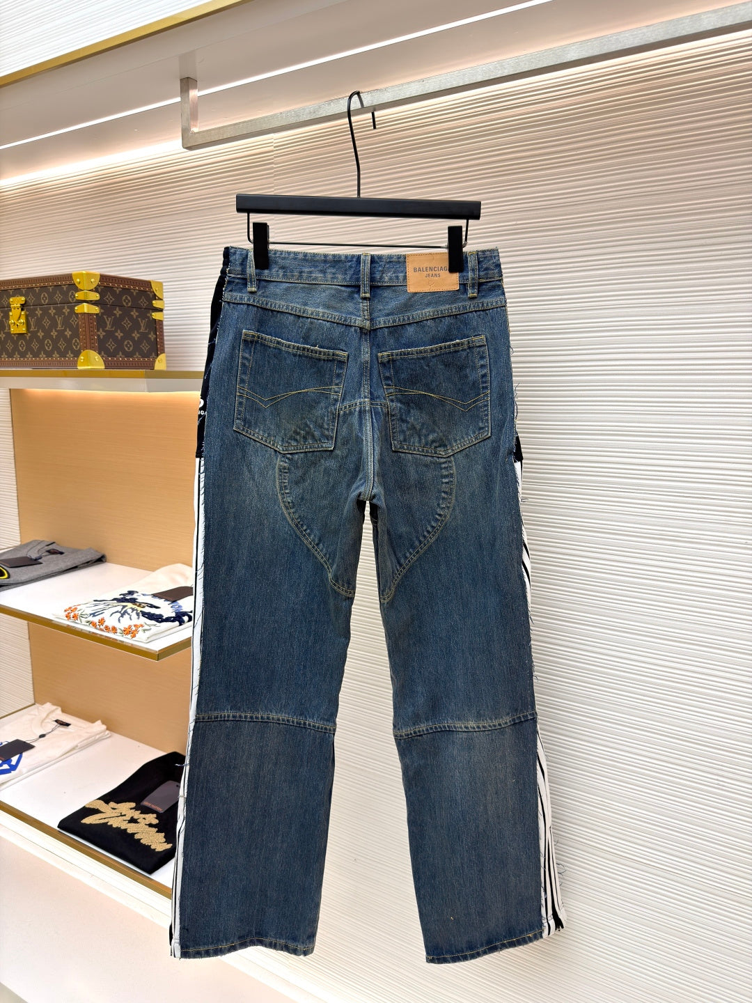 BALENCIAGA 26S DISTRESSED JEANS 015