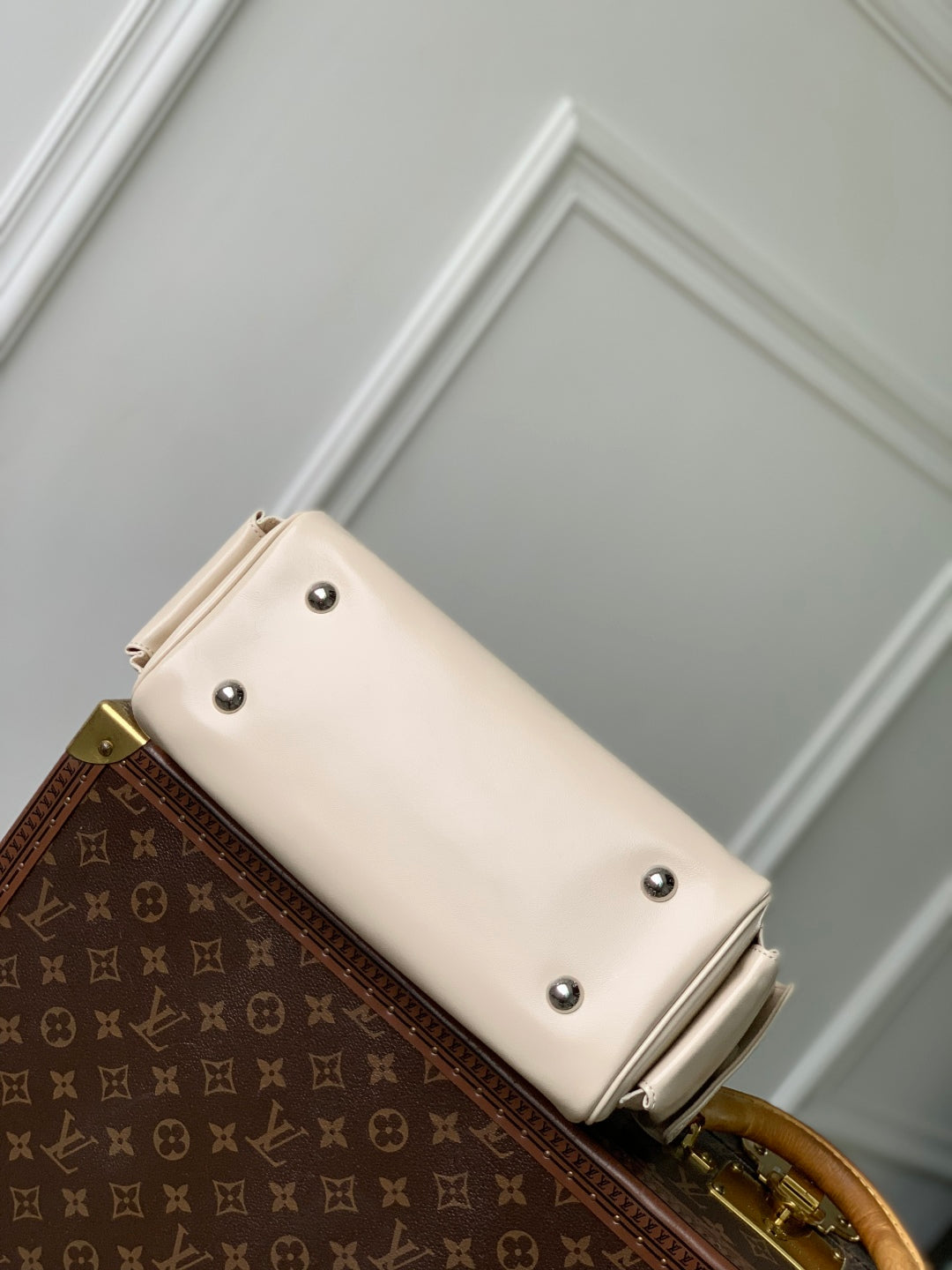 SPEEDY CARGO VIBE 28 IN VANILLE LAMBSKIN MONOGRAM LOGO TAG