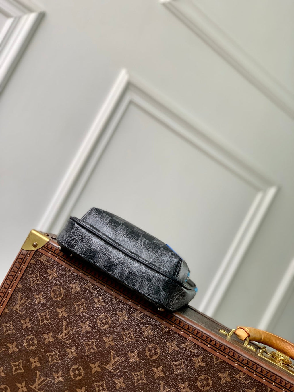 AVENUE SLINGBAG 31 IN BLACK AND GREY DAMIER GRAPHITA CANVAS CALFSKIN
