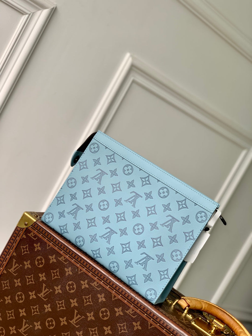 POCHETTE VOYAGE 26 IN SKY BLUE MONOGRAM ECLIPSE CALFSKIN