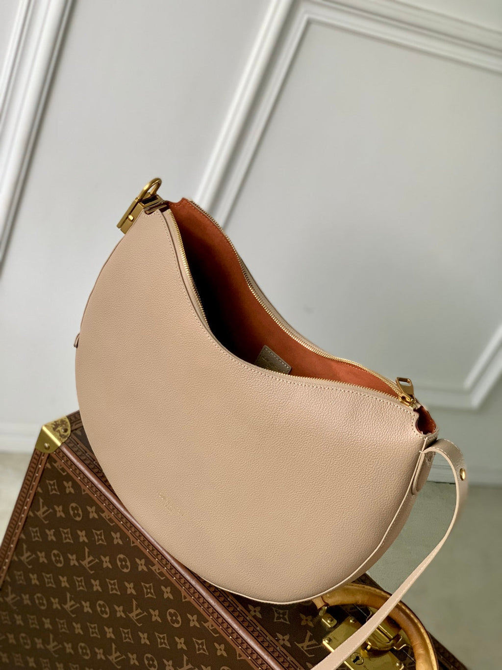 LOW KEY COOKIE MM 32 IN WALNUT BROWN CALFSKIN BROWN MONOGRAM TAG