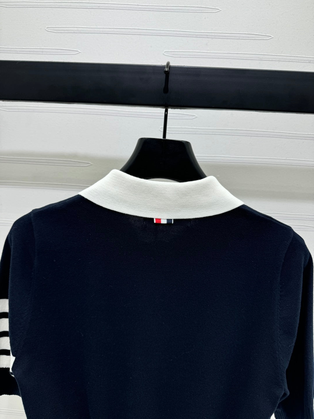 THOM SHORT-SLEEVE KNIT SWEATER WITH EMBROIDERED DOG MOTIF 274850