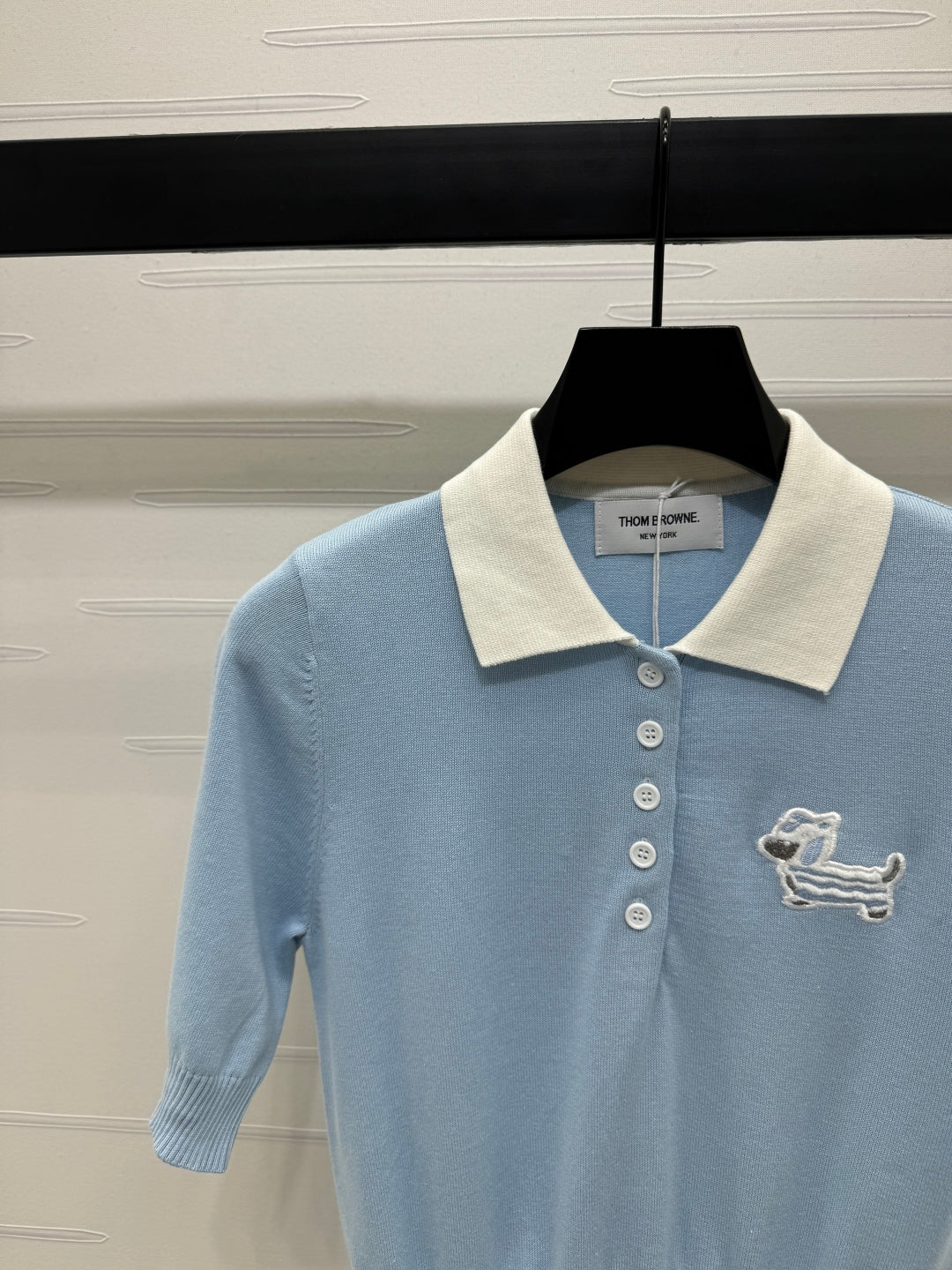 THOM SHORT-SLEEVE KNIT SWEATER WITH EMBROIDERED DOG MOTIF 274849