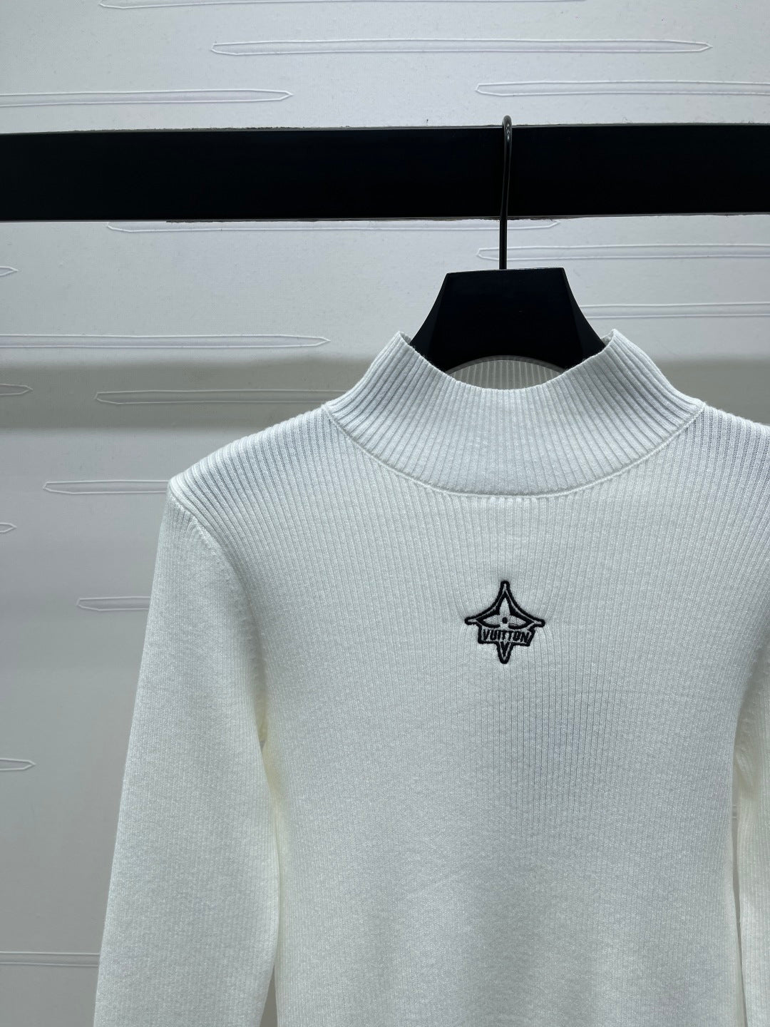 LV 25S LOGO-EMBROIDERED SWEATER 0088