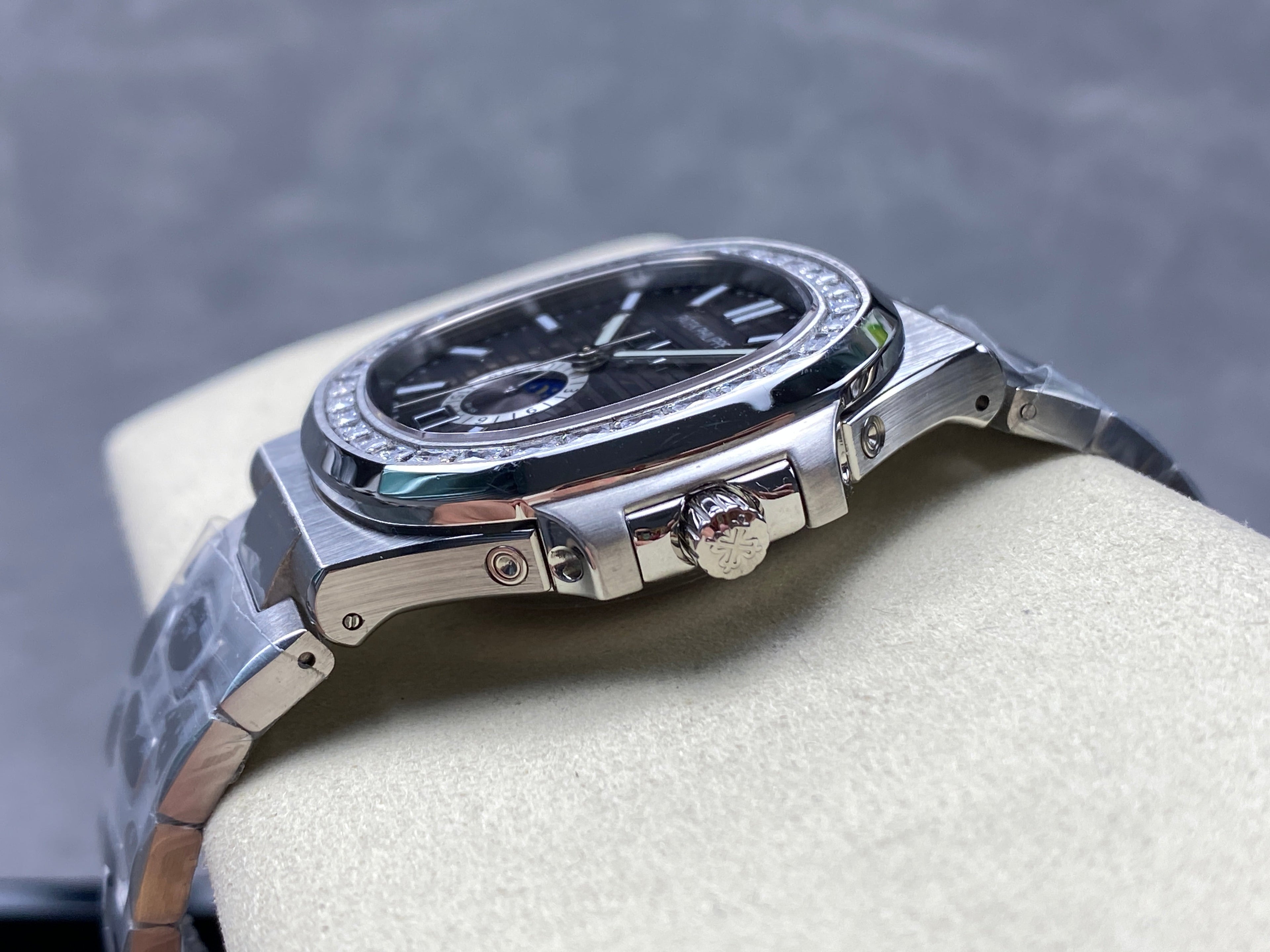NAUTILUS STEEL ATTACHED DIAMOND BEZEL BLACK DIAL