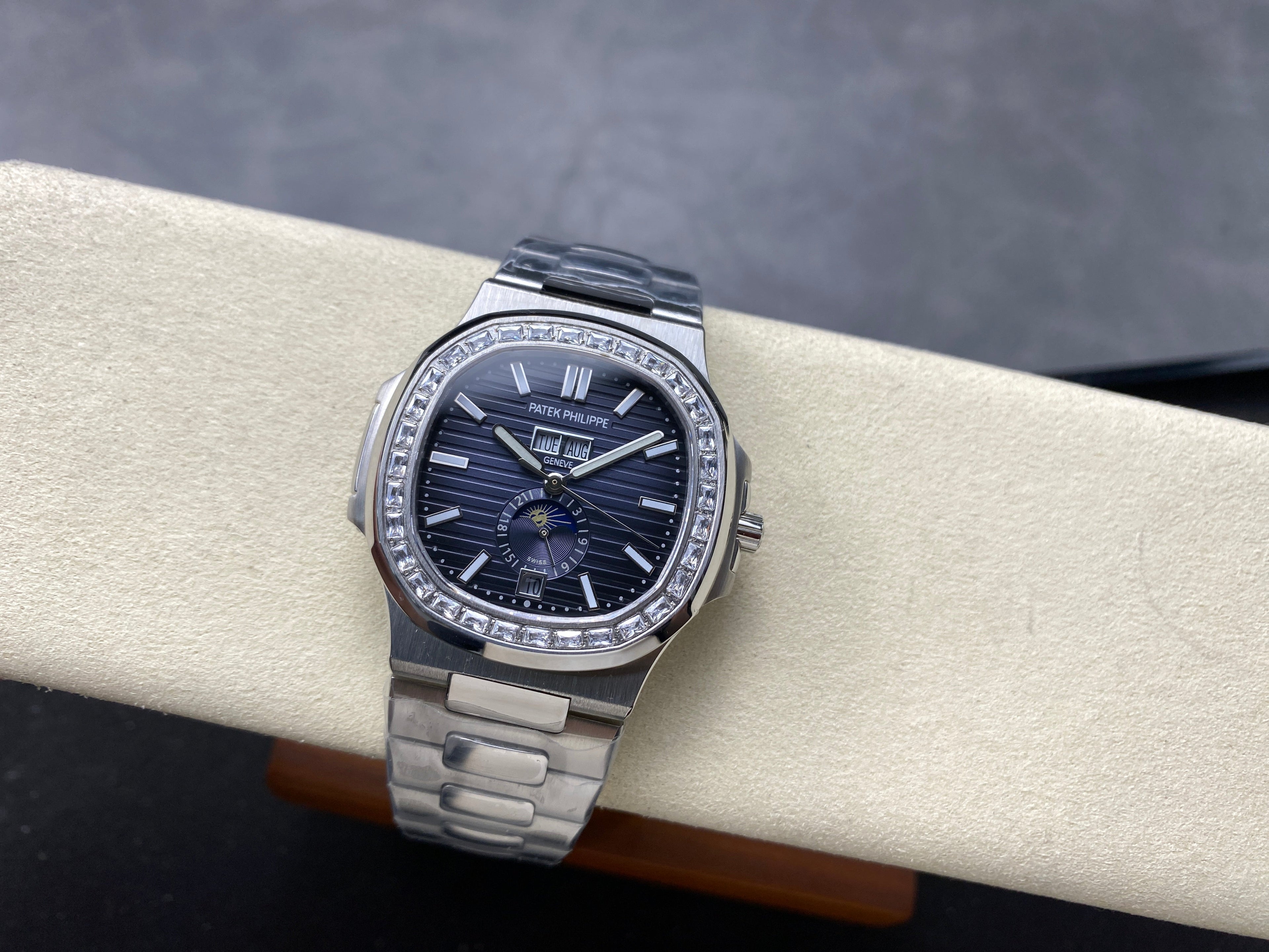NAUTILUS STEEL ATTACHED DIAMOND BEZEL DARK BLUE DIAL