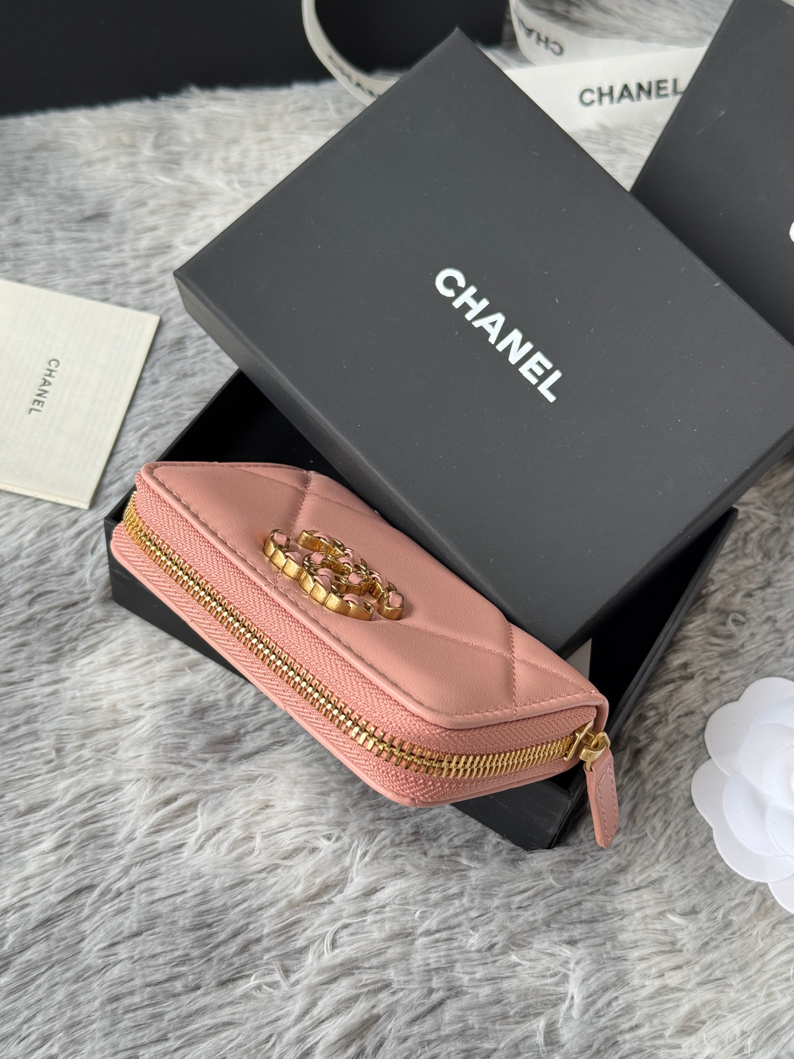 CC ZIPPED CARD HOLDER 11 IN BABY PINK LAMBSKIN GOLD-TONE METALLIC