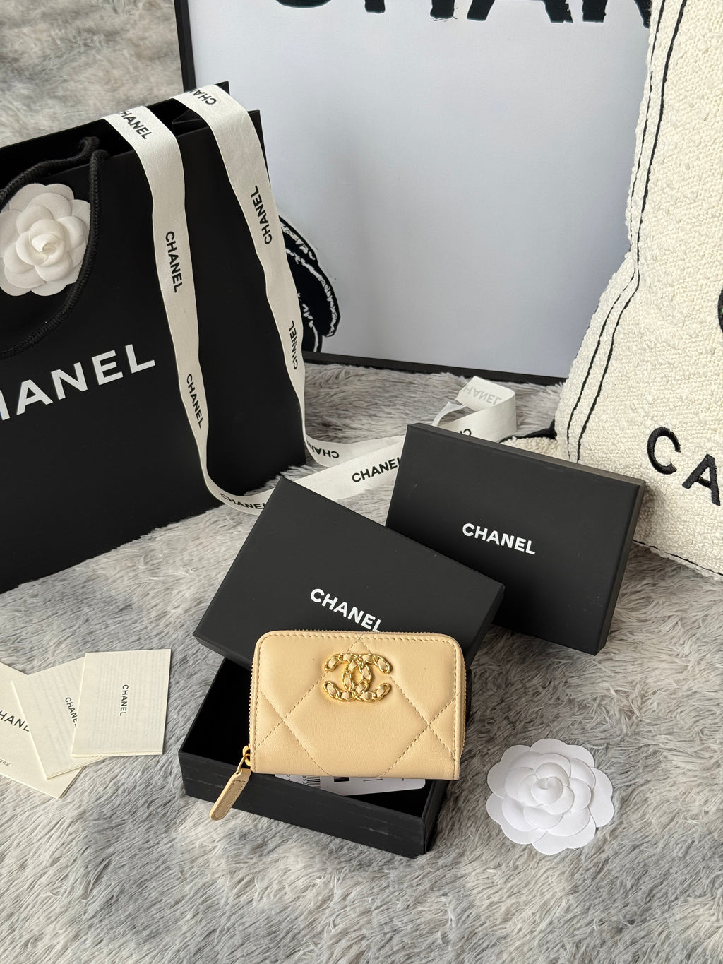 CC ZIPPED CARD HOLDER 11 IN BEIGE LAMBSKIN GOLD-TONE METALLIC