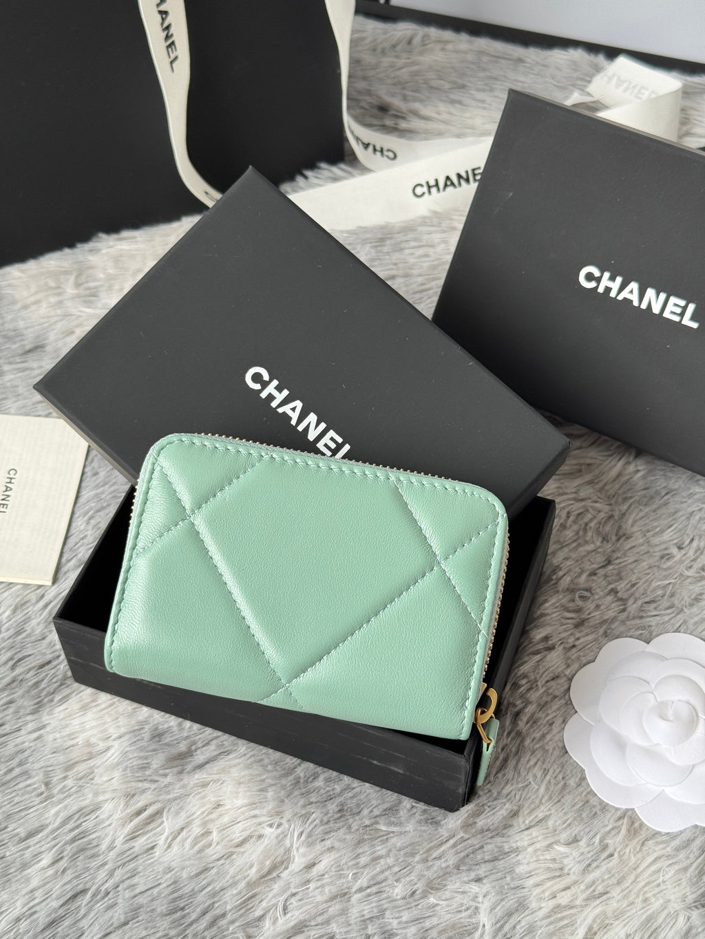 CC ZIPPED CARD HOLDER 11 IN BABY GREEN LAMBSKIN GOLD-TONE METALLIC