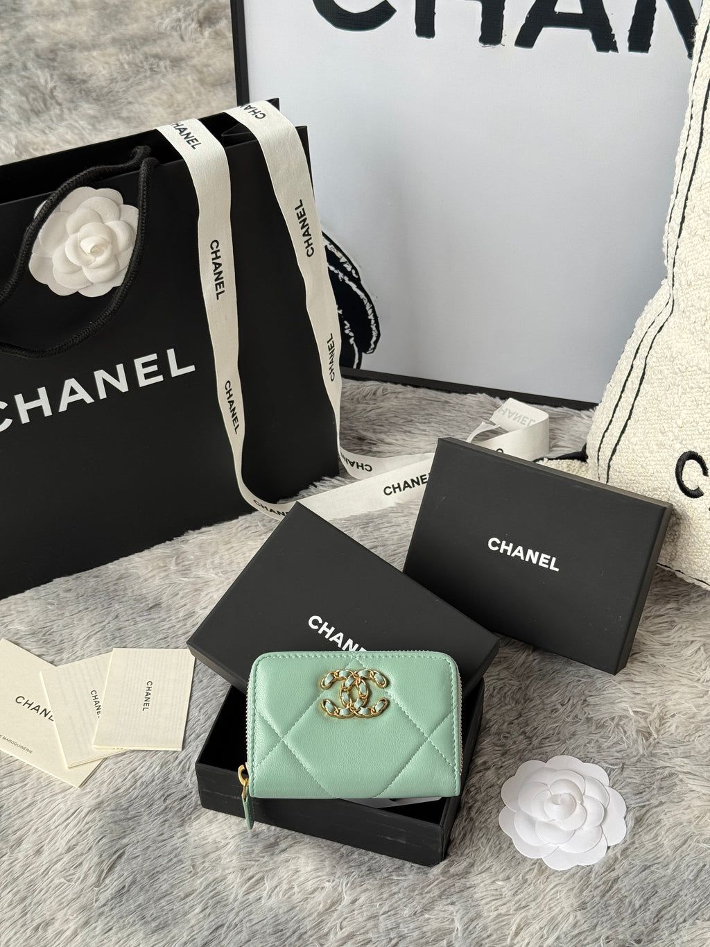 CC ZIPPED CARD HOLDER 11 IN BABY GREEN LAMBSKIN GOLD-TONE METALLIC